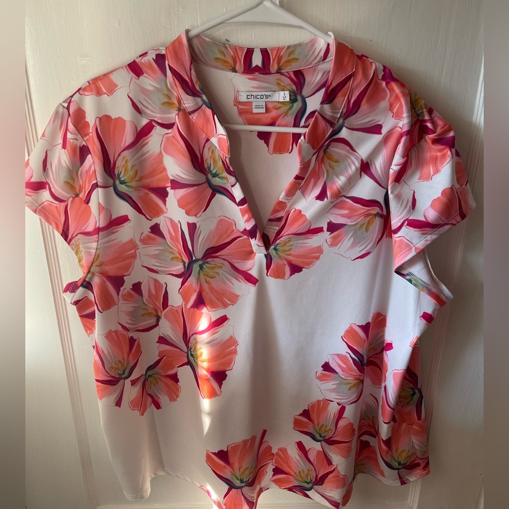 Women’s size 3/18 Chico's Pink Floral Split-Neck Women’s Top